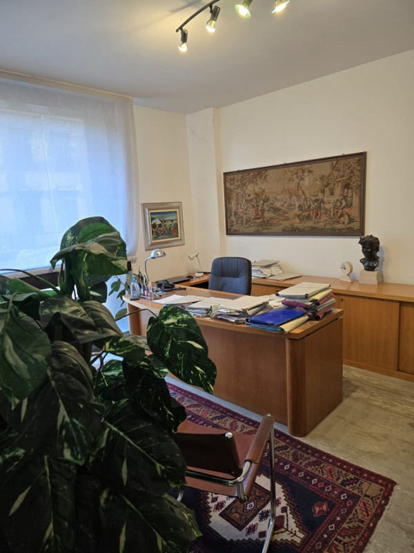 Padova zona Piazza De Gasperi Nicoletta Dardilli di Ad Casa PAdova propone in locazione ufficio c...