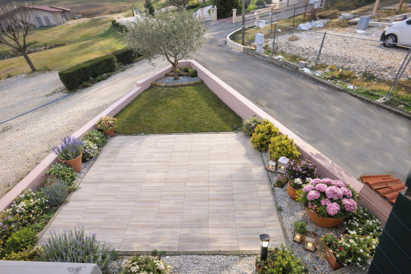 Proponiamo in vendita un'elegante casa a schiera di corte di testa, immersa nel verde e nella tra...