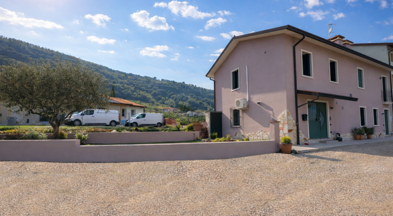Proponiamo in vendita un'elegante casa a schiera di corte di testa, immersa nel verde e nella tra...