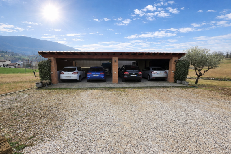 Proponiamo in vendita un'elegante casa a schiera di corte di testa, immersa nel verde e nella tra...