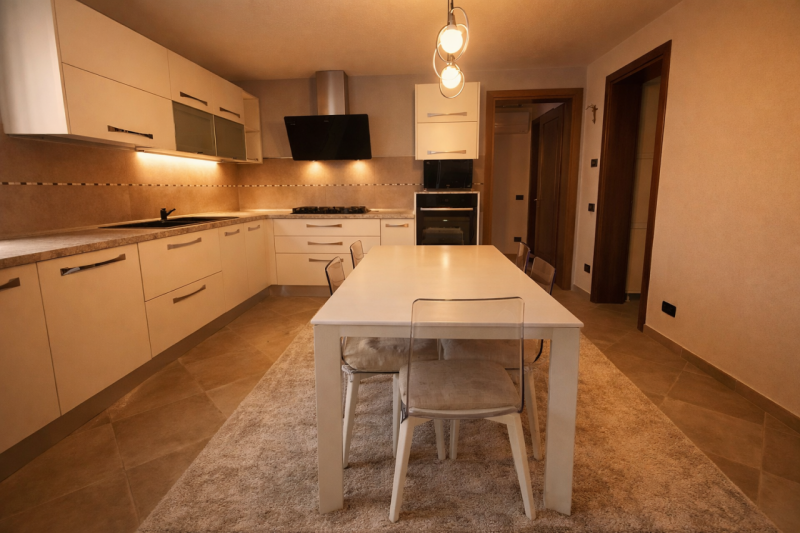 Proponiamo in vendita un'elegante casa a schiera di corte di testa, immersa nel verde e nella tra...