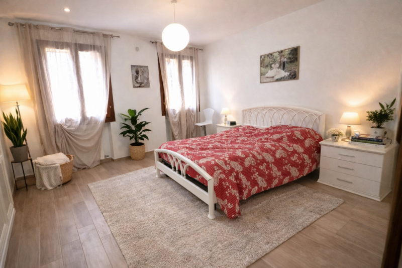 Proponiamo in vendita un'elegante casa a schiera di corte di testa, immersa nel verde e nella tra...