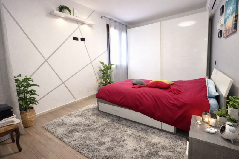 Proponiamo in vendita un'elegante casa a schiera di corte di testa, immersa nel verde e nella tra...