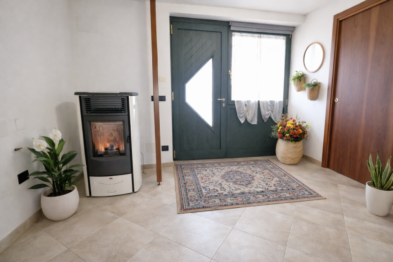 Proponiamo in vendita un'elegante casa a schiera di corte di testa, immersa nel verde e nella tra...