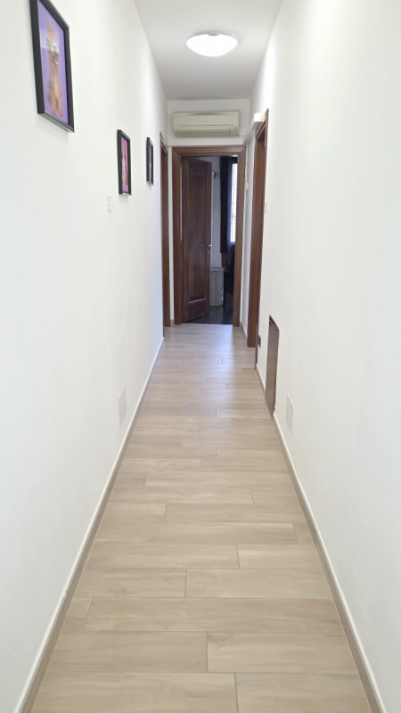 Proponiamo in vendita un'elegante casa a schiera di corte di testa, immersa nel verde e nella tra...