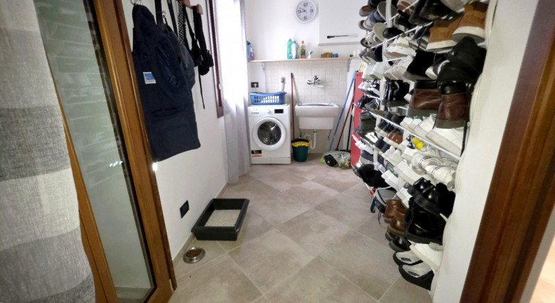 Proponiamo in vendita un'elegante casa a schiera di corte di testa, immersa nel verde e nella tra...