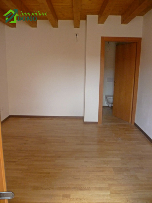 Schio Centro: comodo a tutti i servizi, appartamento Bicamere, con  ampio terrazzo  al piano terz...