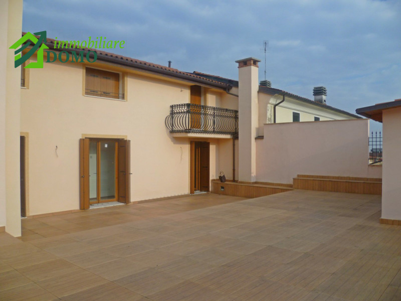 Schio Centro: comodo a tutti i servizi, appartamento Bicamere, con  ampio terrazzo  al piano terz...