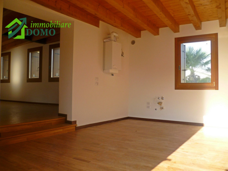 Schio Centro: comodo a tutti i servizi, appartamento Bicamere, con  ampio terrazzo  al piano terz...