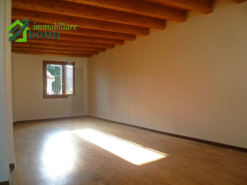 Schio Centro: comodo a tutti i servizi, appartamento Bicamere, con  ampio terrazzo  al piano terz...