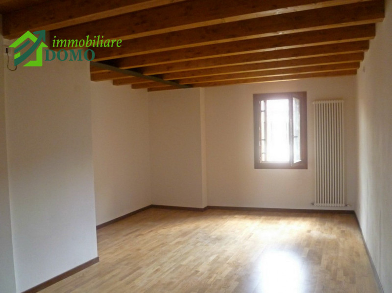 Schio Centro: comodo a tutti i servizi, appartamento Bicamere, con  ampio terrazzo  al piano terz...