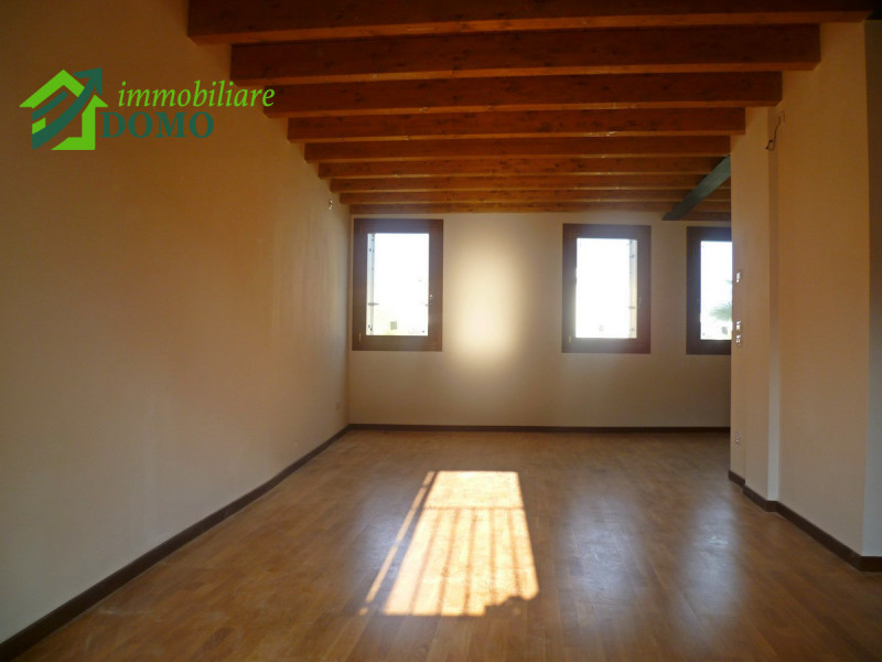 Schio Centro: comodo a tutti i servizi, appartamento Bicamere, con  ampio terrazzo  al piano terz...