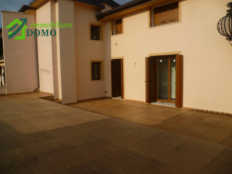 Schio Centro: comodo a tutti i servizi, appartamento Bicamere, con  ampio terrazzo  al piano terz...