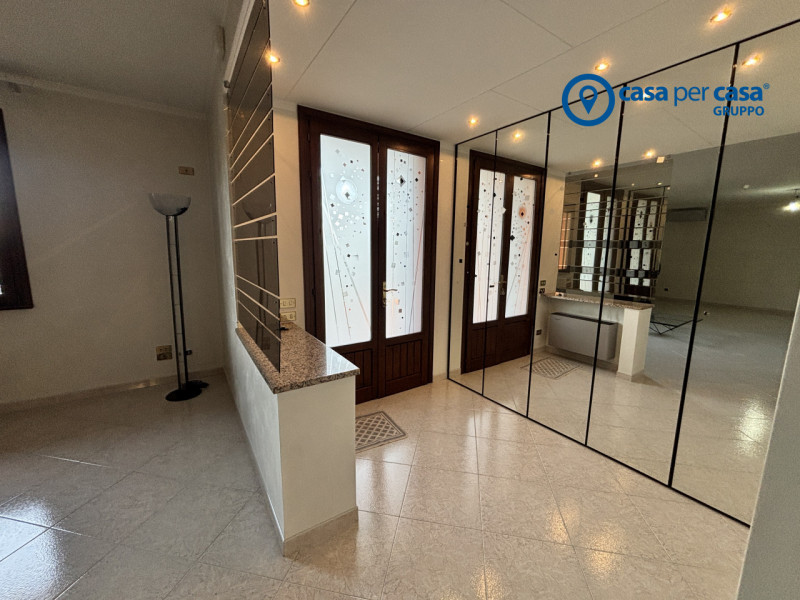 APPROVATO GRUPPO CASA PER CASA: VALUTATO, CONTROLLATO, GESTITO IN ESCLUSIVA!

ZONA
L'immobile si ...