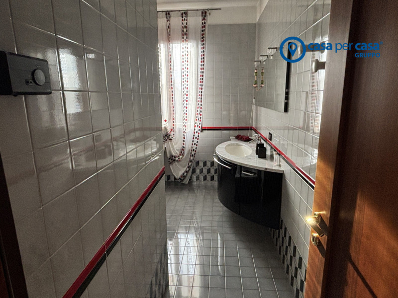 APPROVATO GRUPPO CASA PER CASA: VALUTATO, CONTROLLATO, GESTITO IN ESCLUSIVA!

ZONA
L'immobile si ...