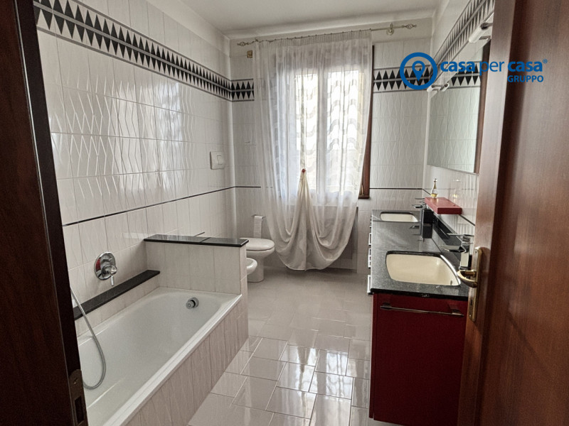 APPROVATO GRUPPO CASA PER CASA: VALUTATO, CONTROLLATO, GESTITO IN ESCLUSIVA!

ZONA
L'immobile si ...