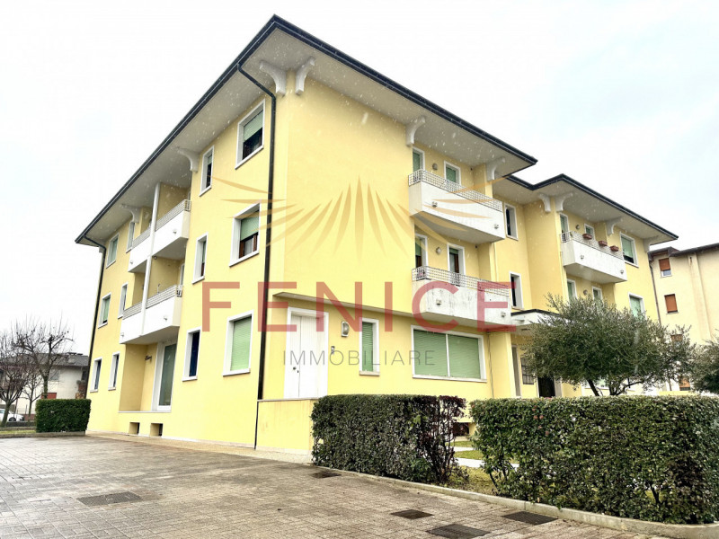 Nel cuore di Trevignano, in un contesto residenziale curato, tranquillo e ben abitato, Fenice Imm...