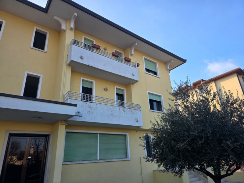 Nel cuore di Trevignano, in un contesto residenziale curato, tranquillo e ben abitato, Fenice Imm...