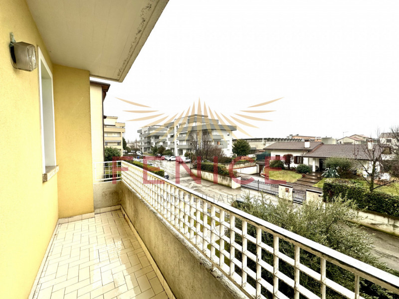 Nel cuore di Trevignano, in un contesto residenziale curato, tranquillo e ben abitato, Fenice Imm...