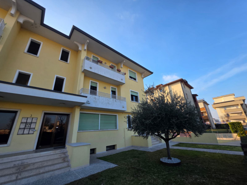 Nel cuore di Trevignano, in un contesto residenziale curato, tranquillo e ben abitato, Fenice Imm...