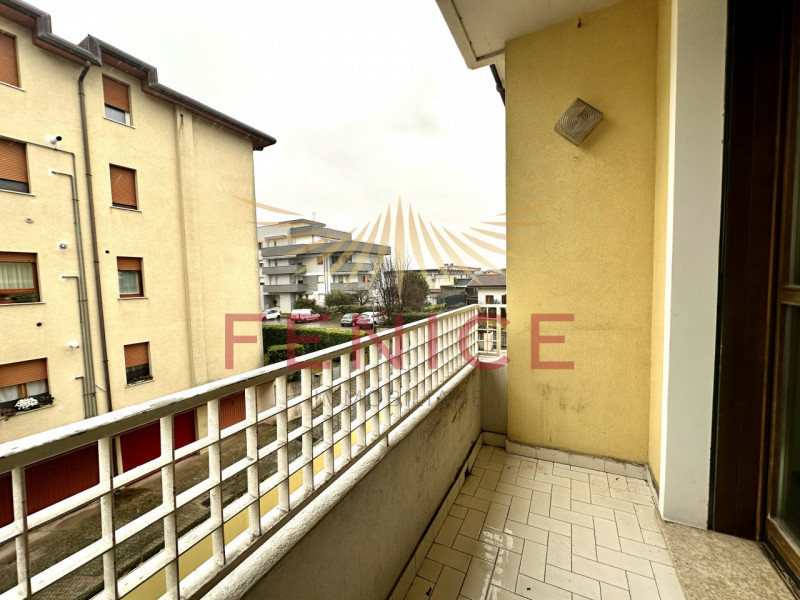 Nel cuore di Trevignano, in un contesto residenziale curato, tranquillo e ben abitato, Fenice Imm...