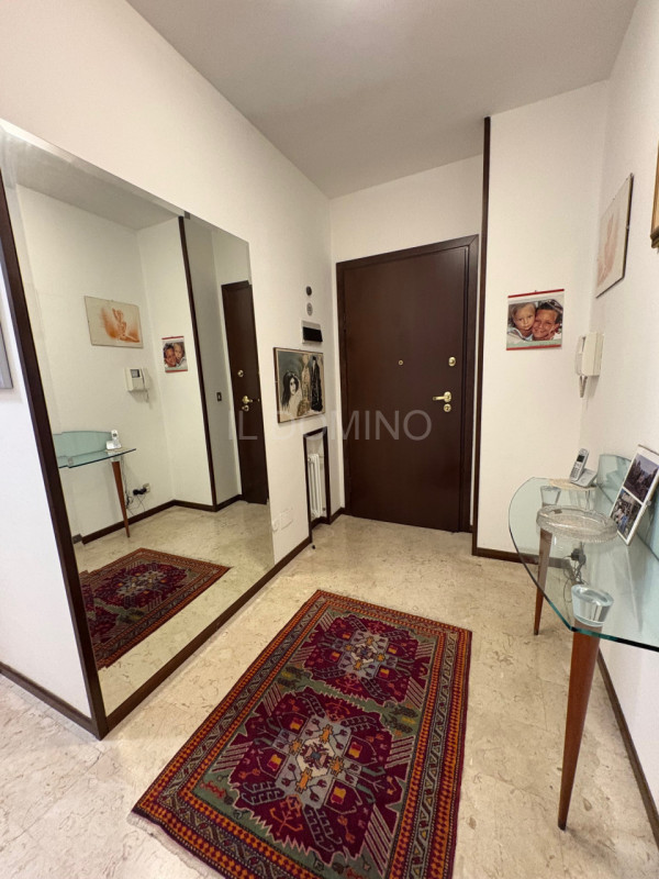 Appartamento libero e disponibile da subito, posto al 5° piano servito da ascensore, di un palazz...