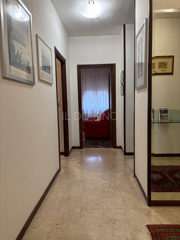 Appartamento libero e disponibile da subito, posto al 5° piano servito da ascensore, di un palazz...