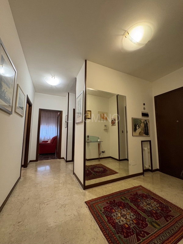 Appartamento libero e disponibile da subito, posto al 5° piano servito da ascensore, di un palazz...