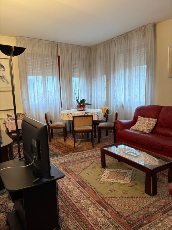 Appartamento libero e disponibile da subito, posto al 5° piano servito da ascensore, di un palazz...