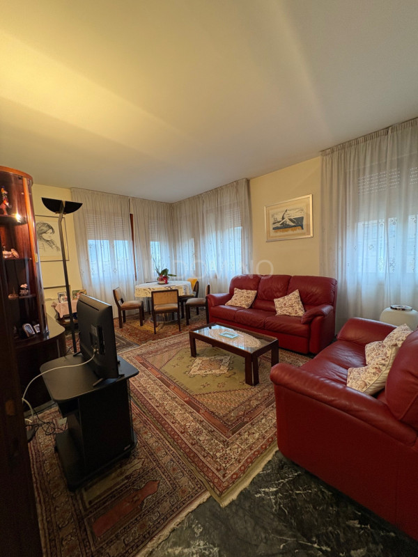 Appartamento libero e disponibile da subito, posto al 5° piano servito da ascensore, di un palazz...