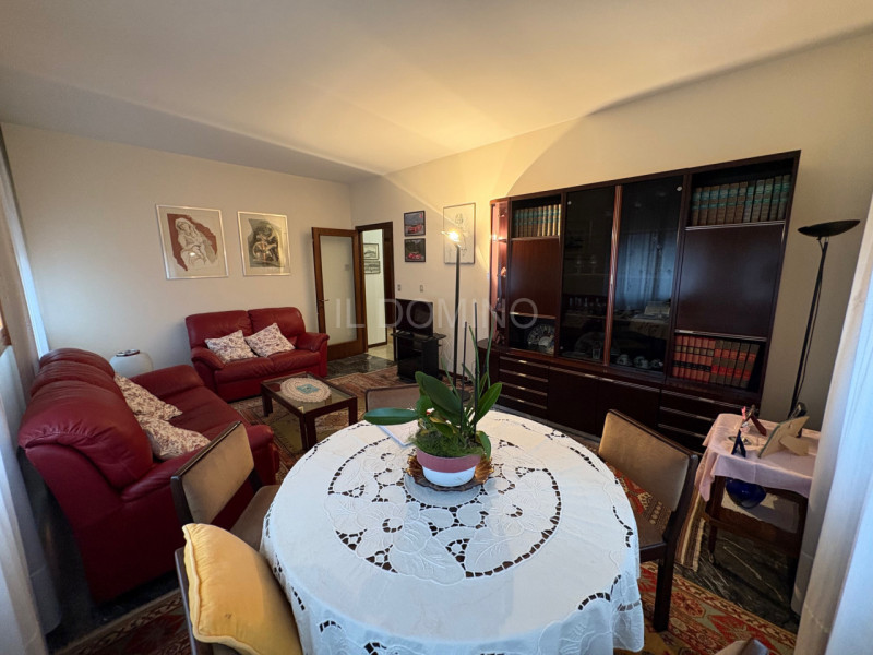 Appartamento libero e disponibile da subito, posto al 5° piano servito da ascensore, di un palazz...