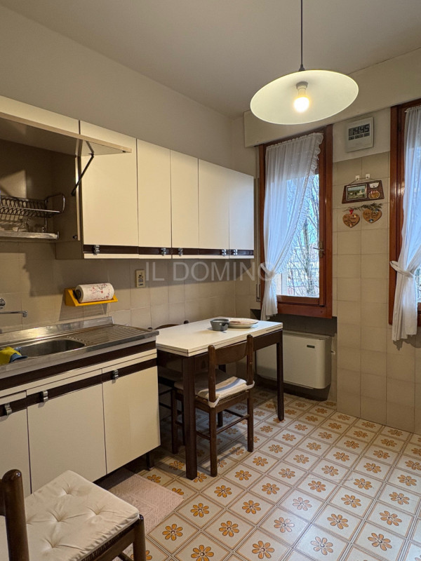 Appartamento libero e disponibile da subito, posto al 5° piano servito da ascensore, di un palazz...