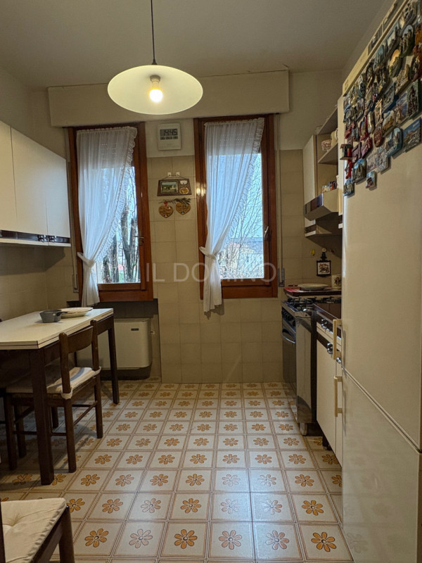 Appartamento libero e disponibile da subito, posto al 5° piano servito da ascensore, di un palazz...