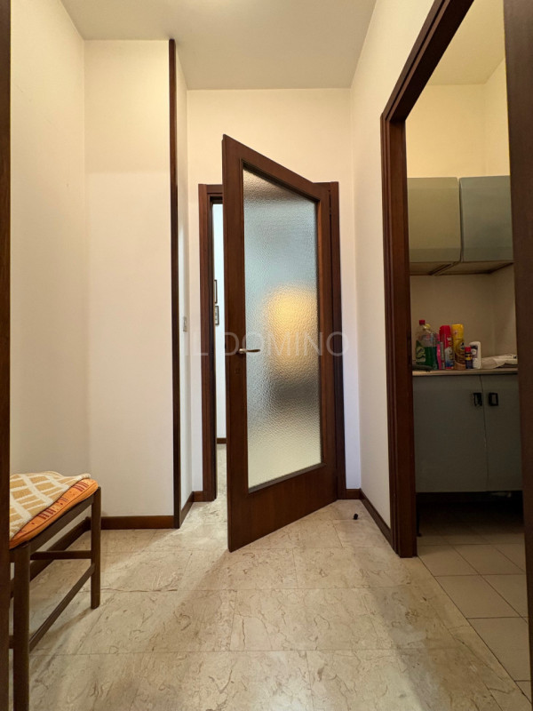 Appartamento libero e disponibile da subito, posto al 5° piano servito da ascensore, di un palazz...