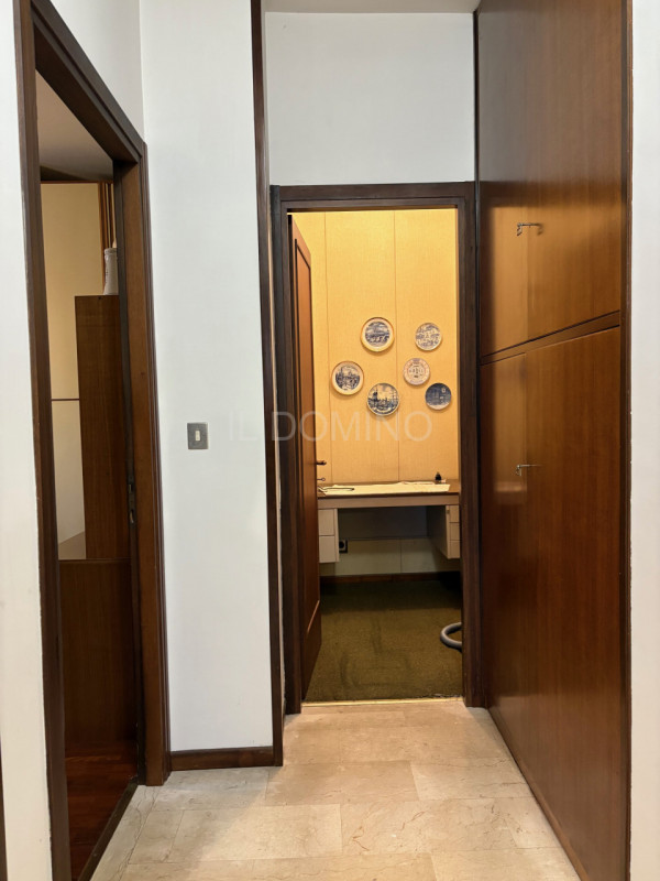 Appartamento libero e disponibile da subito, posto al 5° piano servito da ascensore, di un palazz...