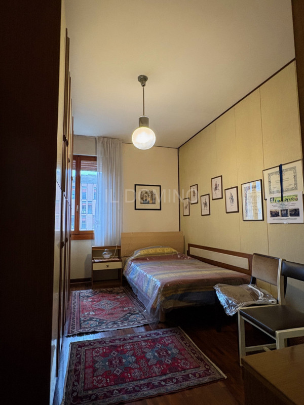 Appartamento libero e disponibile da subito, posto al 5° piano servito da ascensore, di un palazz...