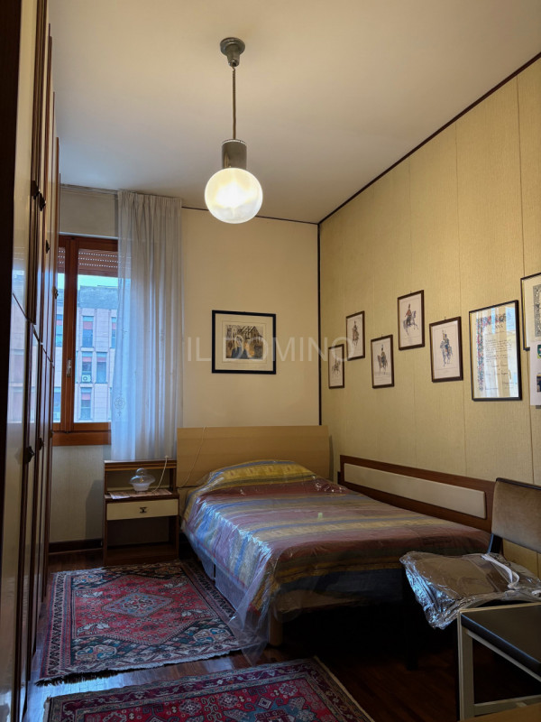 Appartamento libero e disponibile da subito, posto al 5° piano servito da ascensore, di un palazz...