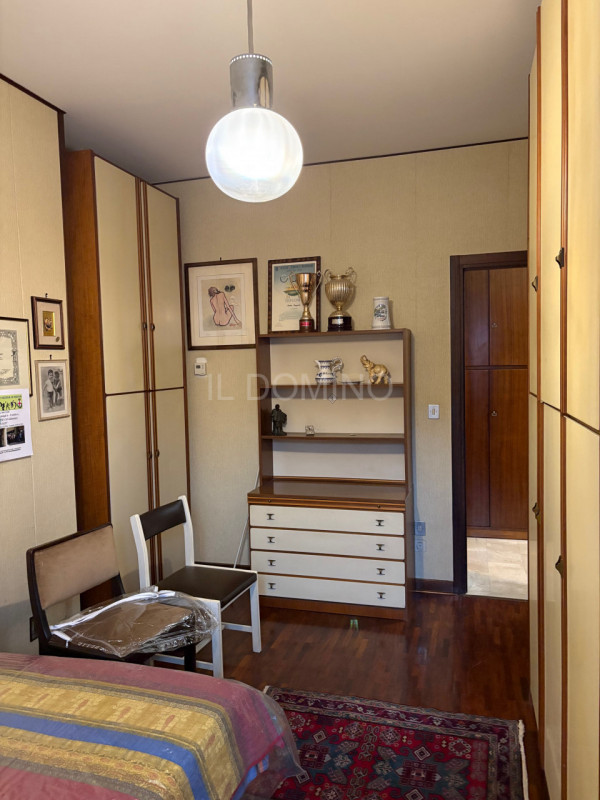 Appartamento libero e disponibile da subito, posto al 5° piano servito da ascensore, di un palazz...