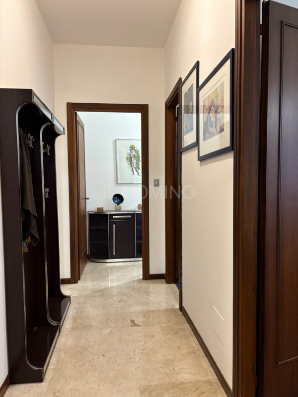 Appartamento libero e disponibile da subito, posto al 5° piano servito da ascensore, di un palazz...