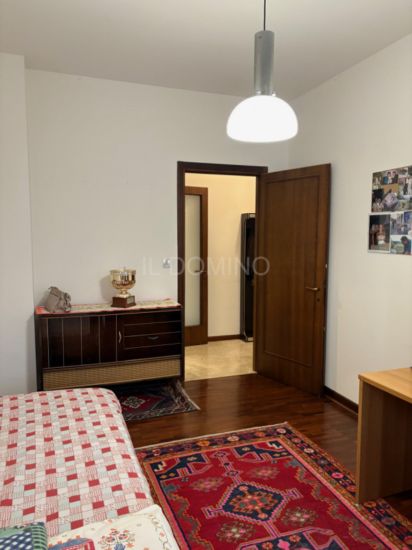 Appartamento libero e disponibile da subito, posto al 5° piano servito da ascensore, di un palazz...