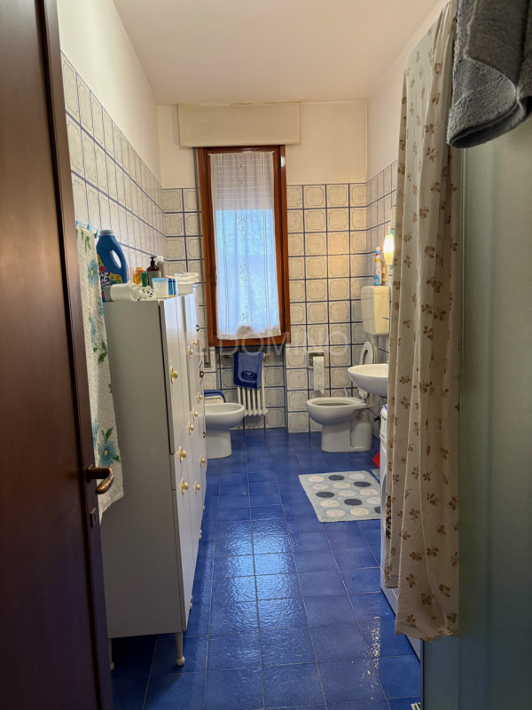 Appartamento libero e disponibile da subito, posto al 5° piano servito da ascensore, di un palazz...