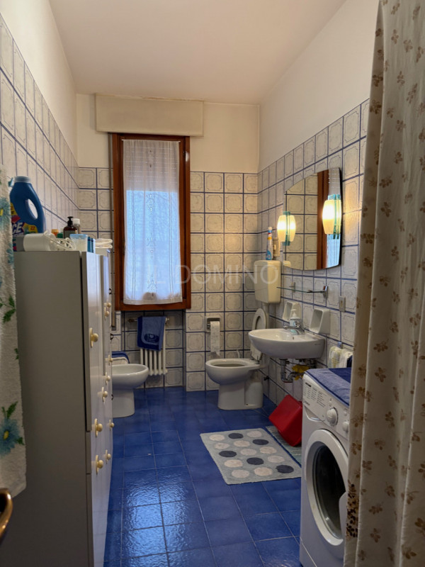 Appartamento libero e disponibile da subito, posto al 5° piano servito da ascensore, di un palazz...