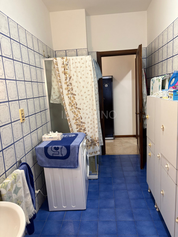 Appartamento libero e disponibile da subito, posto al 5° piano servito da ascensore, di un palazz...