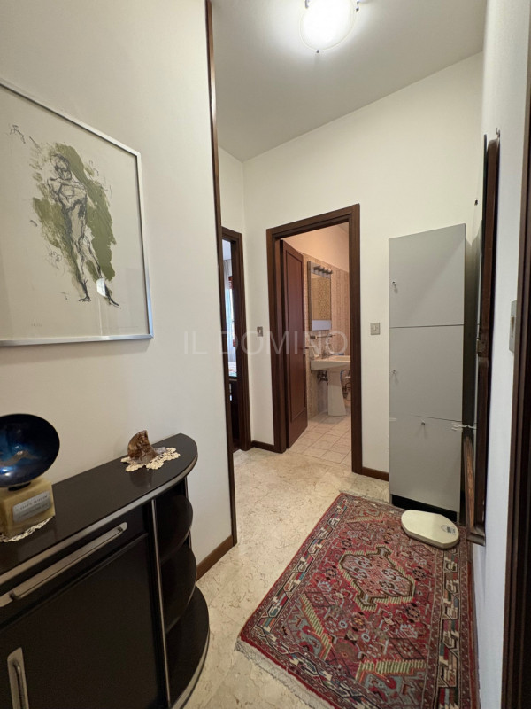 Appartamento libero e disponibile da subito, posto al 5° piano servito da ascensore, di un palazz...