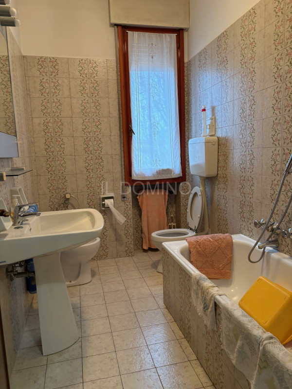 Appartamento libero e disponibile da subito, posto al 5° piano servito da ascensore, di un palazz...