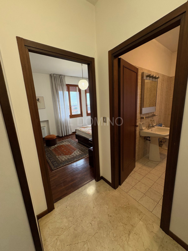 Appartamento libero e disponibile da subito, posto al 5° piano servito da ascensore, di un palazz...