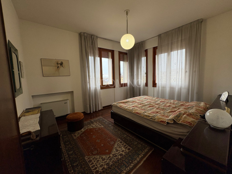 Appartamento libero e disponibile da subito, posto al 5° piano servito da ascensore, di un palazz...