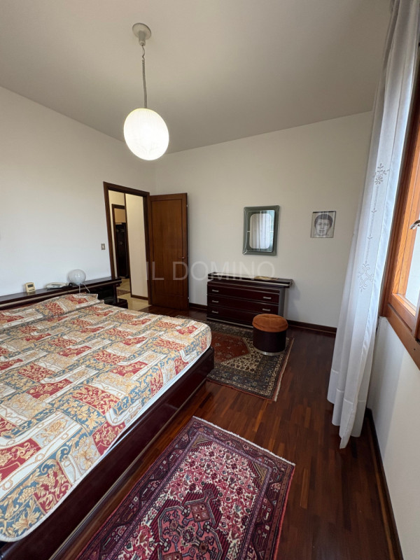 Appartamento libero e disponibile da subito, posto al 5° piano servito da ascensore, di un palazz...