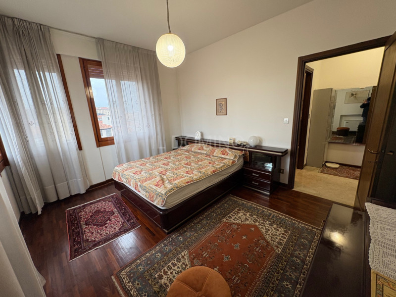 Appartamento libero e disponibile da subito, posto al 5° piano servito da ascensore, di un palazz...