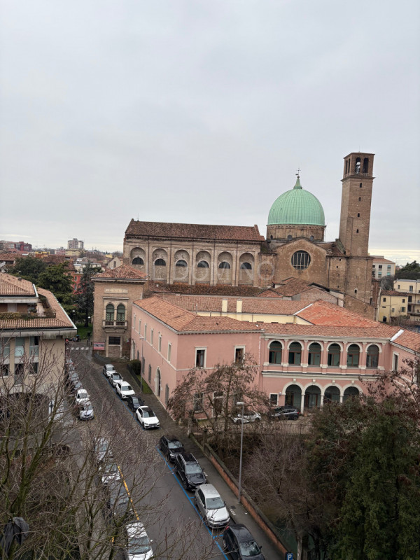 Appartamento libero e disponibile da subito, posto al 5° piano servito da ascensore, di un palazz...